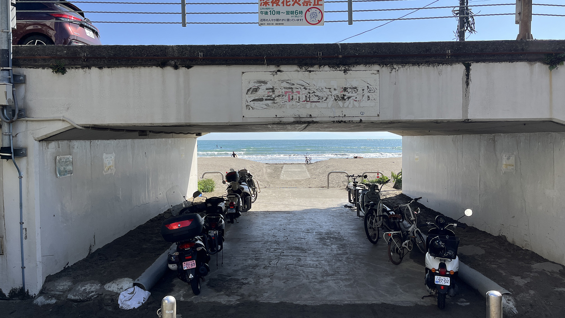 材木座海岸は車道から直結です